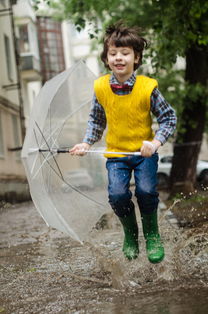 老人要求让座遭拒用雨伞打人